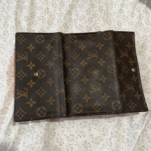 LV Monogram international Long wallet ***BOX SOLD SEPARATELY*** - Picture 8 of 10
